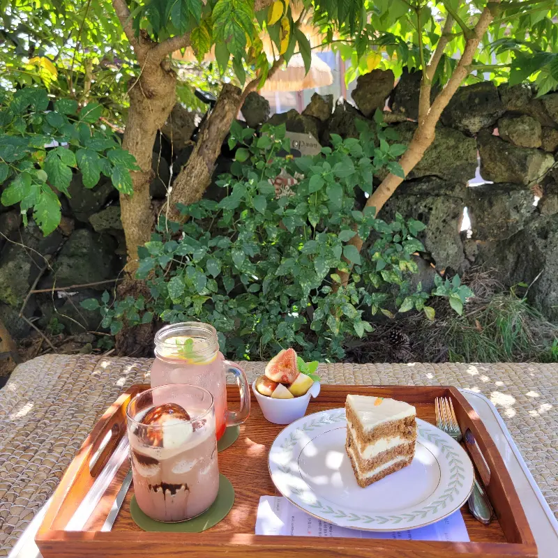 야외 테이블에 놓인 음료와 디저트