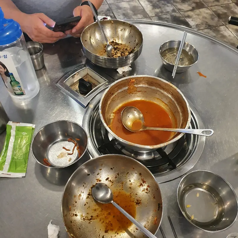 깨끗하게 비워진 냄비