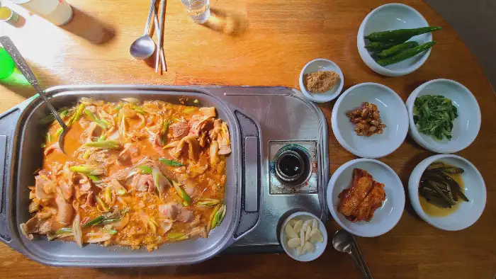 식탁에 차려진 푸짐한 한상차림