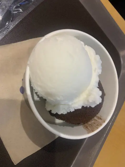 하얀 아이스크림이 브라우니 위에 얹혀 있는 모습