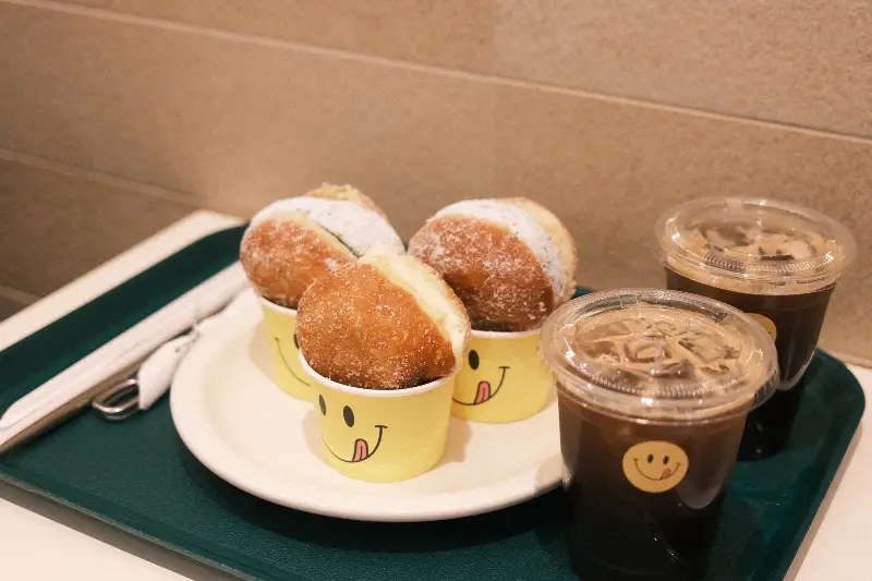 케이크 쇼케이스에 빼곡히 진열된 케이크