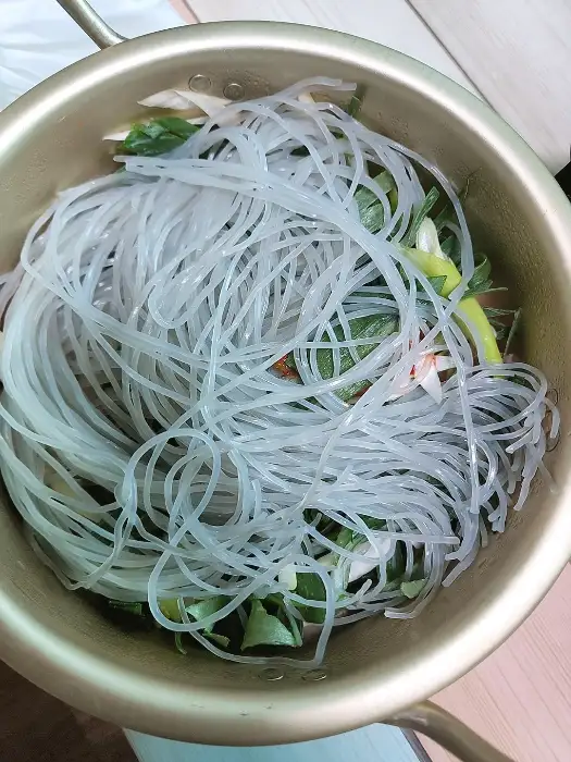 다양한 반찬들과 함께 나온 돼지찌개