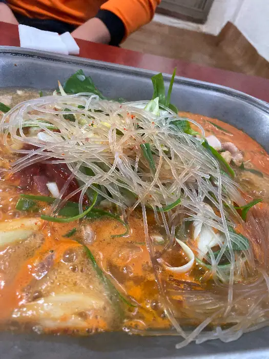 접시에 덜어놓고 먹음직스럽게 보이는 돼지찌개