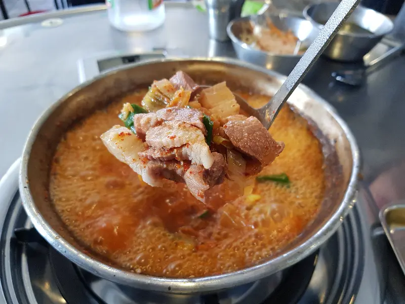 김치찌개 속 돼지고기
