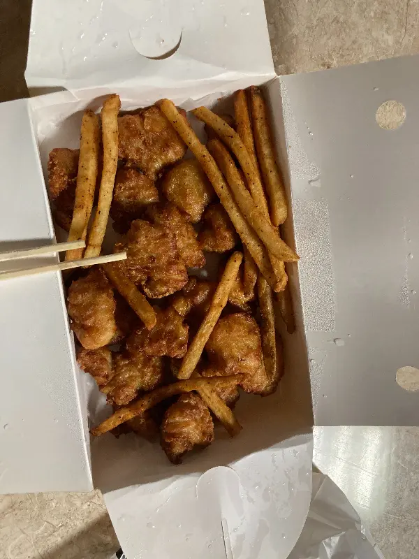 치킨과 감자튀김