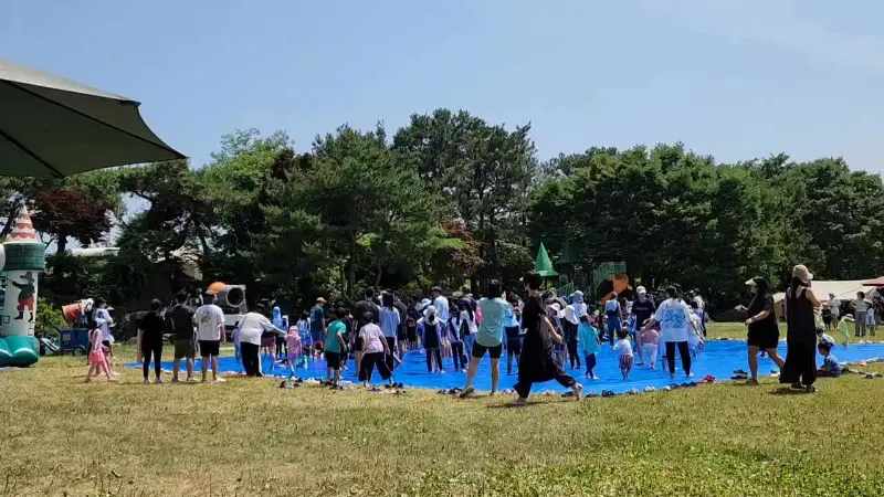맛뜰의 넓은 야외 수영장