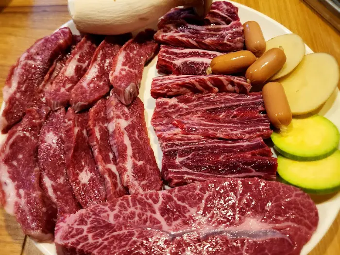 다양한 부위의 한우와 곁들임 메뉴