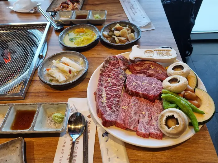 다양한 한우 부위, 곁들임 채소, 양념장