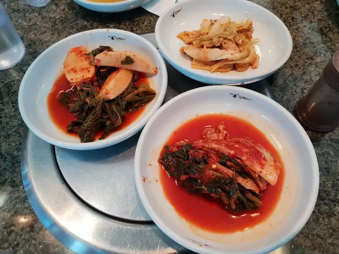 다양한 종류의 김치와 나물 반찬