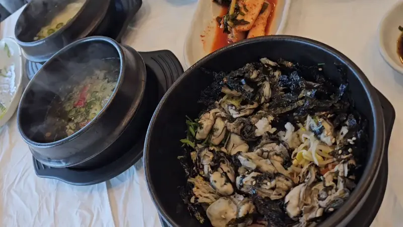 굴이 듬뿍 들어간 굴밥