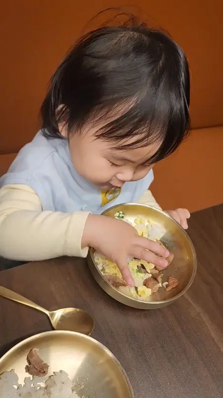 아이의 식사 모습