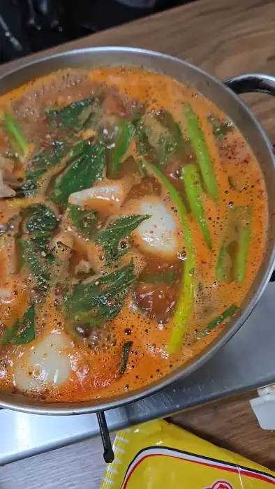 오리 뼈탕에 라면 사리를 넣는 모습