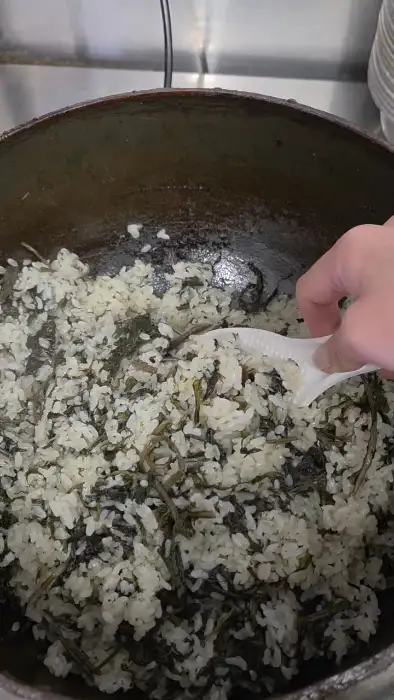 커다란 믹싱 볼에 곤드레밥과 쭈꾸미, 채소 등을 넣고 비비는 모습. 참기름과 김가루도 보입니다.