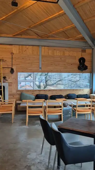 카페 내부 창밖으로 보이는 무등산 전경