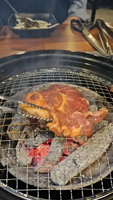 돼지목살 양념갈비 굽는 모습