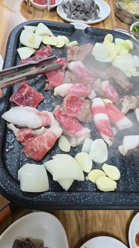 불판 위에서 지글거리는 소고기