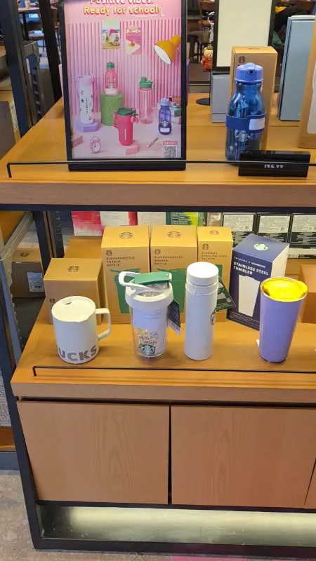 스타벅스 MD 상품 진열대