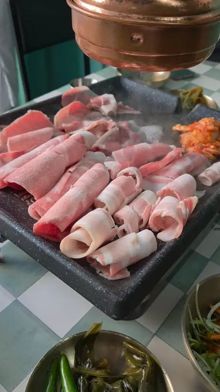 불판 위에서 익어가는 대패 삼겹살