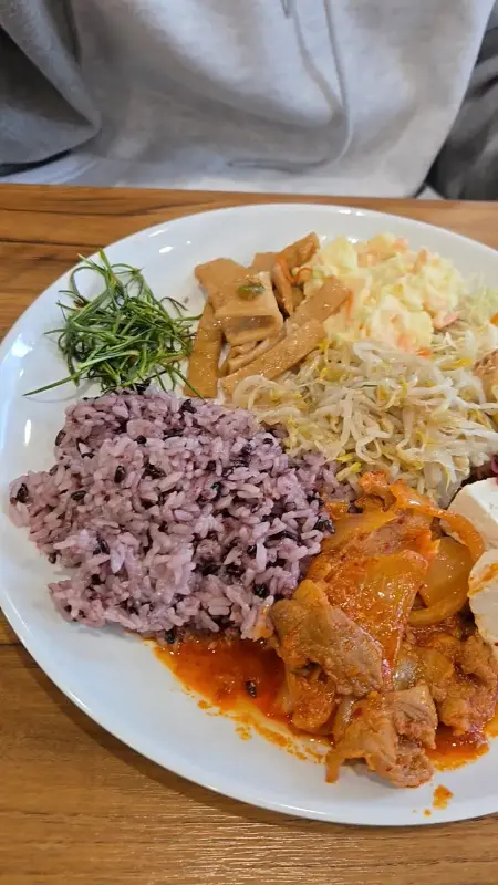 흑미밥과 묵은지찜닭을 메인으로 담아낸 접시