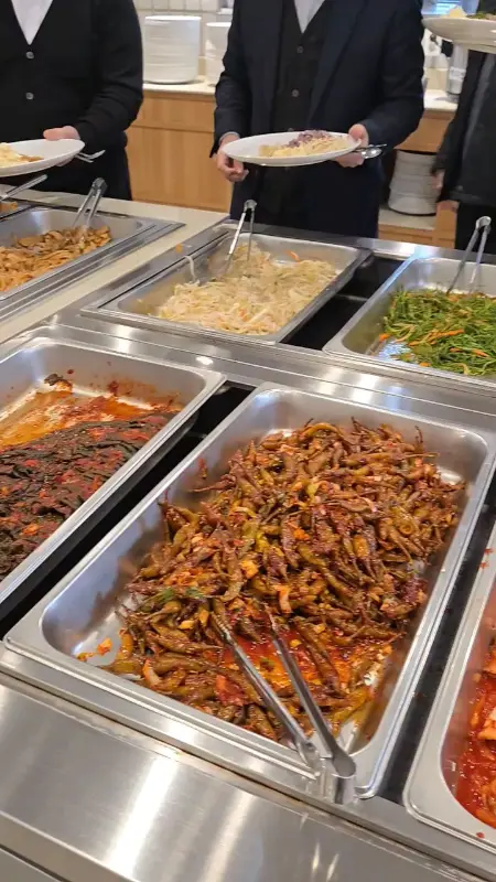 다양한 종류의 볶음 요리 반찬들