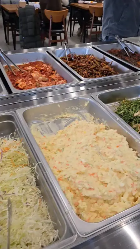 김치, 샐러드, 나물 등 다채로운 반찬 코너