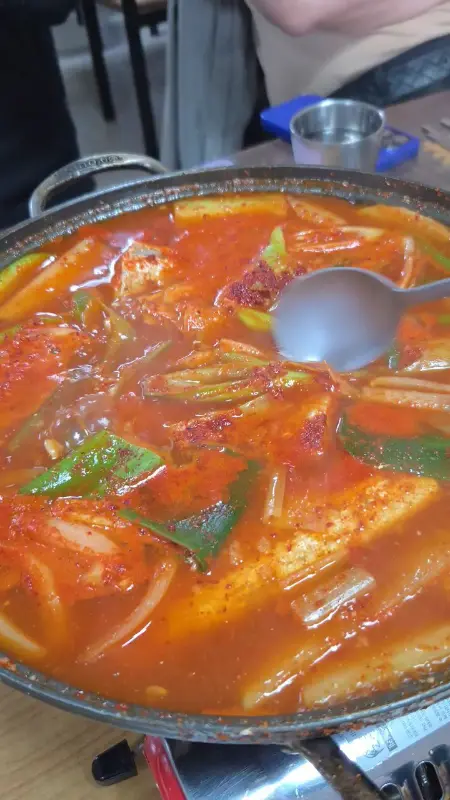 가자미찌개 속 가자미와 두부, 채소가 푸짐하게 들어있다.