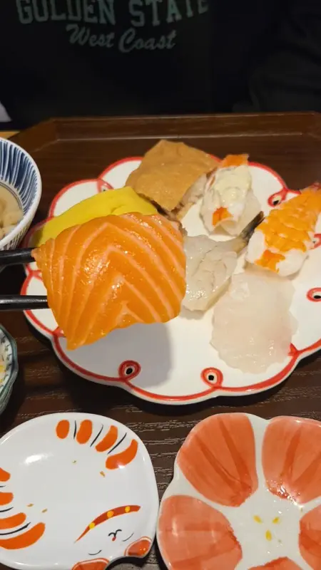 두툼한 연어초밥