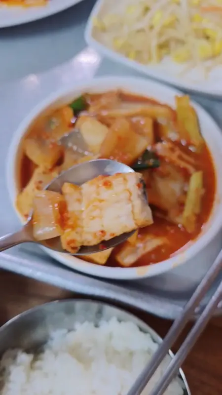 숟가락 위에 올려진 가자미 살점