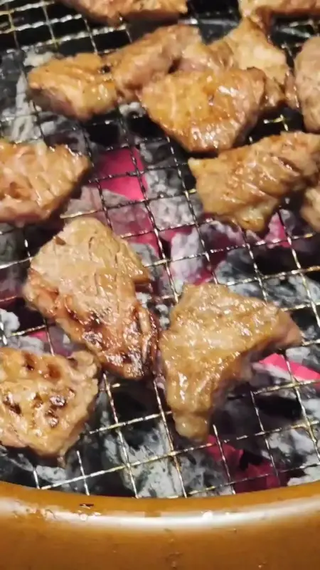 숯불 위에 구워지는 돼지갈비