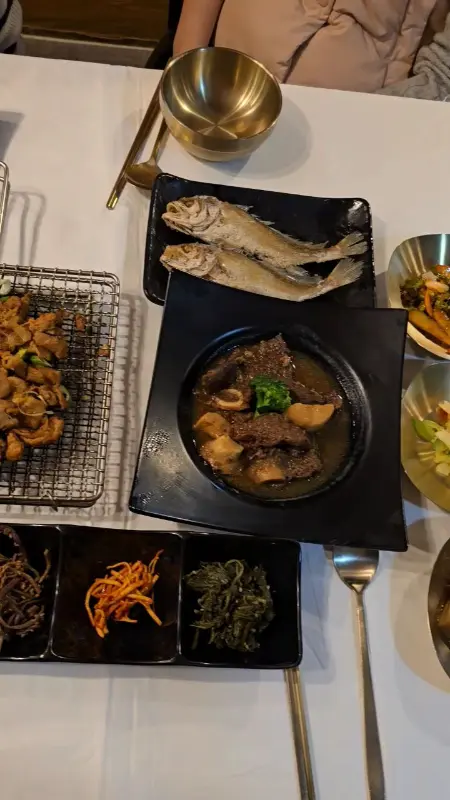 한 상 가득 차려진 약선정식