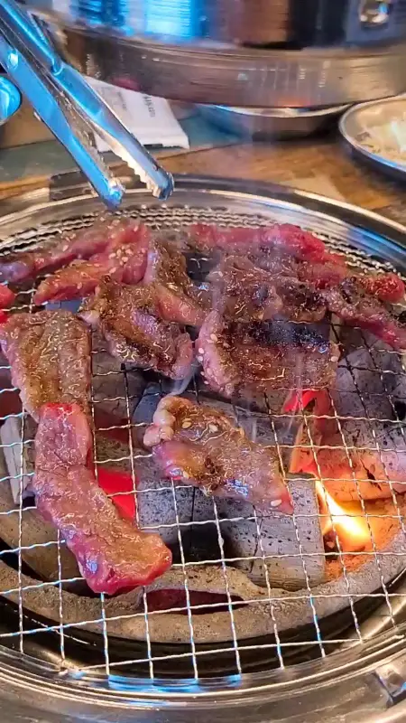 숯불 위에서 익어가는 소갈비살
