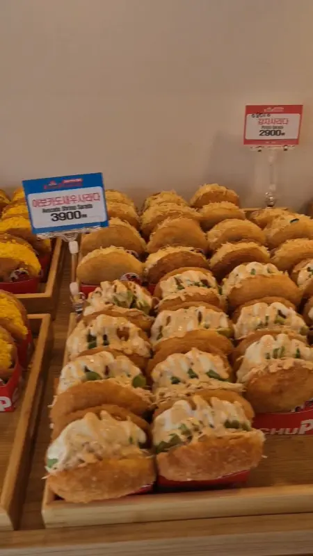 진열된 사라다빵 모습