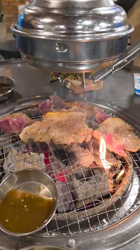 숯불 위에서 익어가는 고기