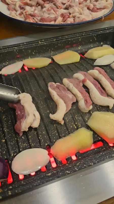 노릇하게 구워지고 있는 오리고기