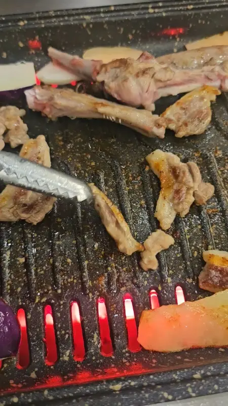 불판 위에서 익어가는 오리고기