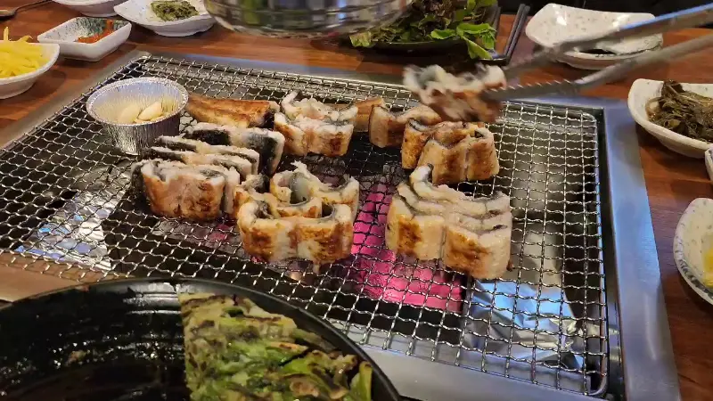 숯불 위에서 노릇하게 구워지는 장어