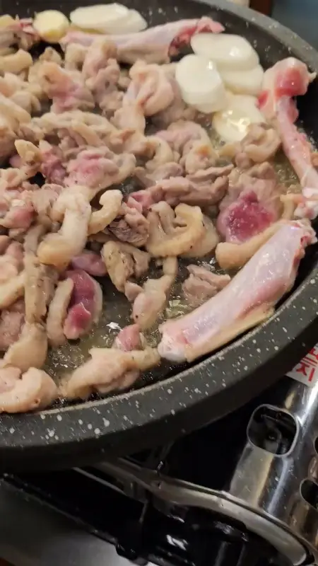 오리 기름에 튀겨지듯 구워지는 오리고기