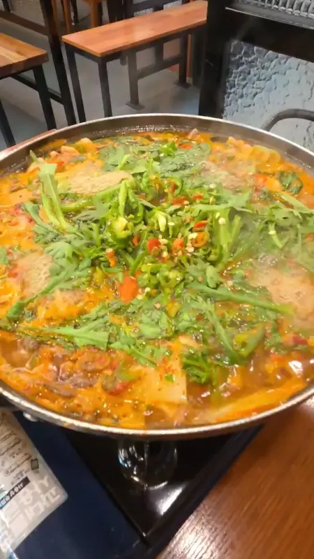 미나리가 듬뿍 올라간 오리탕의 자태