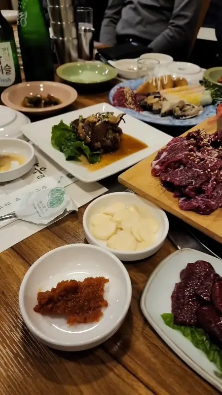 다양한 밑반찬과 육회