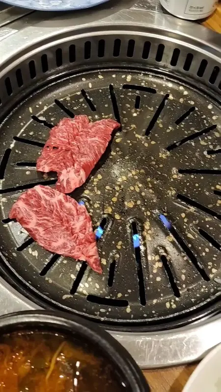 숯불에 구워지는 한우