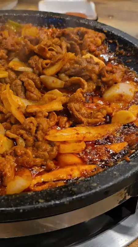 불판 위에서 맛있게 익어가는 오리 주물럭