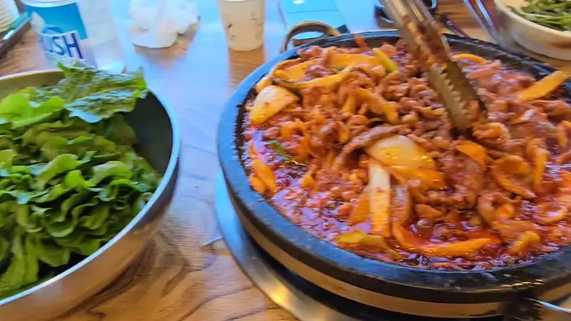 싱싱한 쌈 채소와 함께 즐기는 오리 주물럭