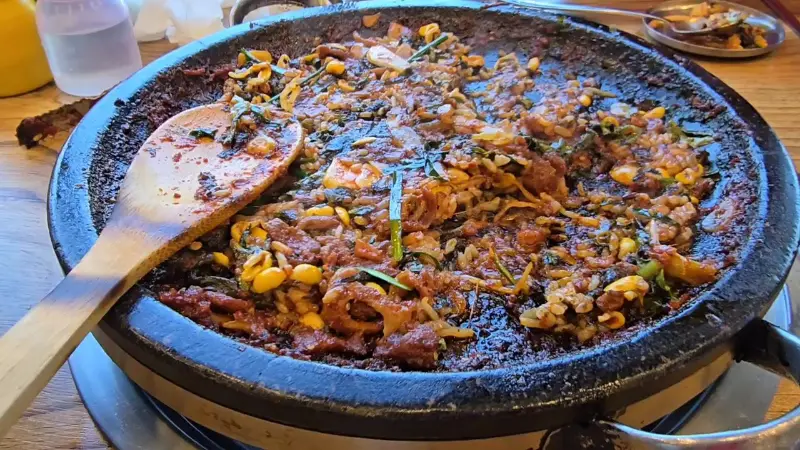 볶음밥을 볶는 모습