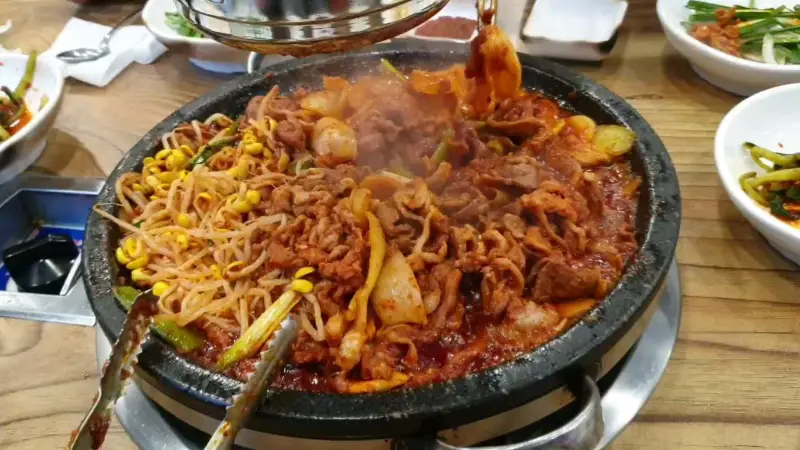 다양한 채소와 함께 즐기는 오리 주물럭