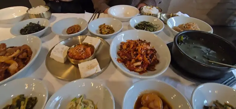한상 가득 차려진 음식