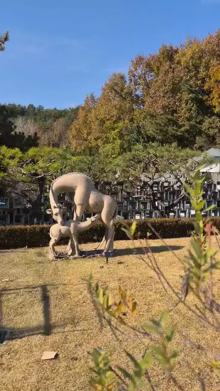 카페 야외 조형물