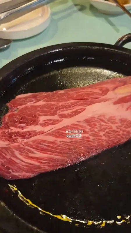 돌판 위에 구워진 소고기