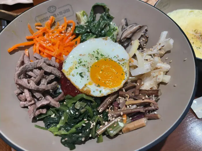 푸짐한 건더기가 돋보이는 듬뿍 짜글이