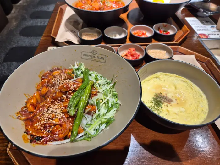 매콤달콤한 양념의 고추장 돼지덮밥