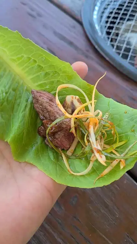 싱싱한 쌈 채소와 돼지갈비의 조화